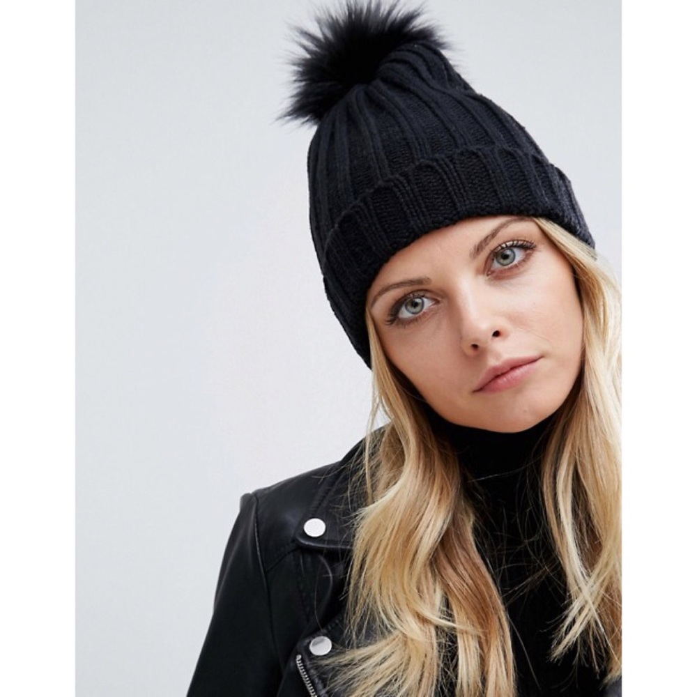 Missguided Faux Fur Pompom Hat ❤️